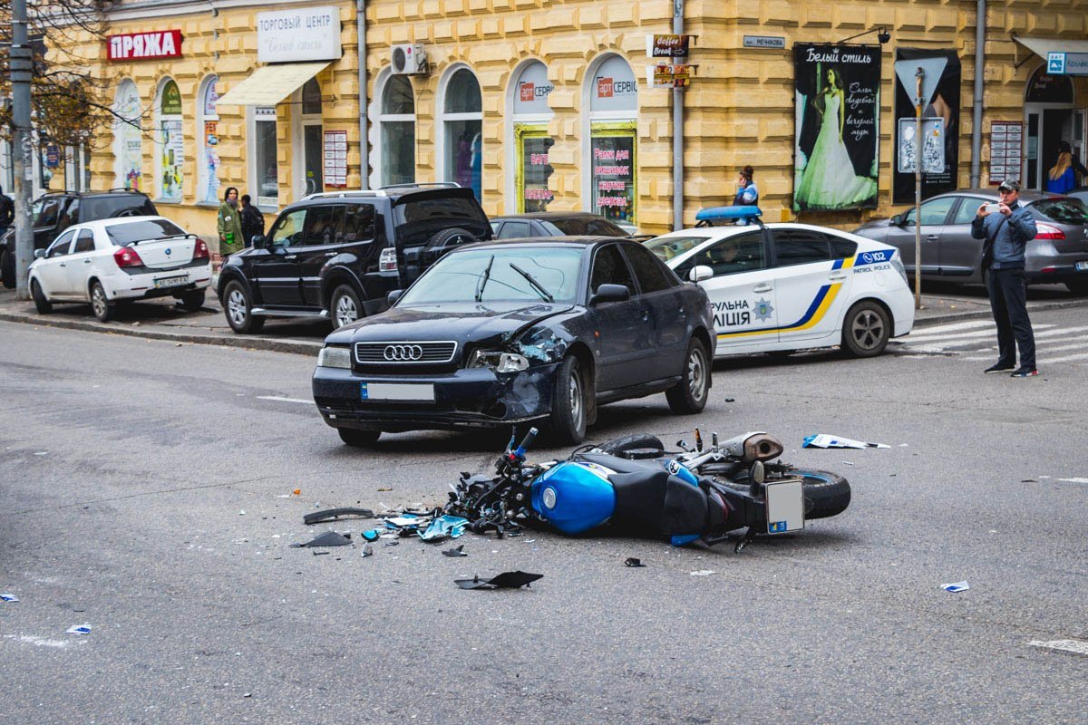 Предварительно, Audi не пропустил мотоциклиста, который ехал вниз по Фабра