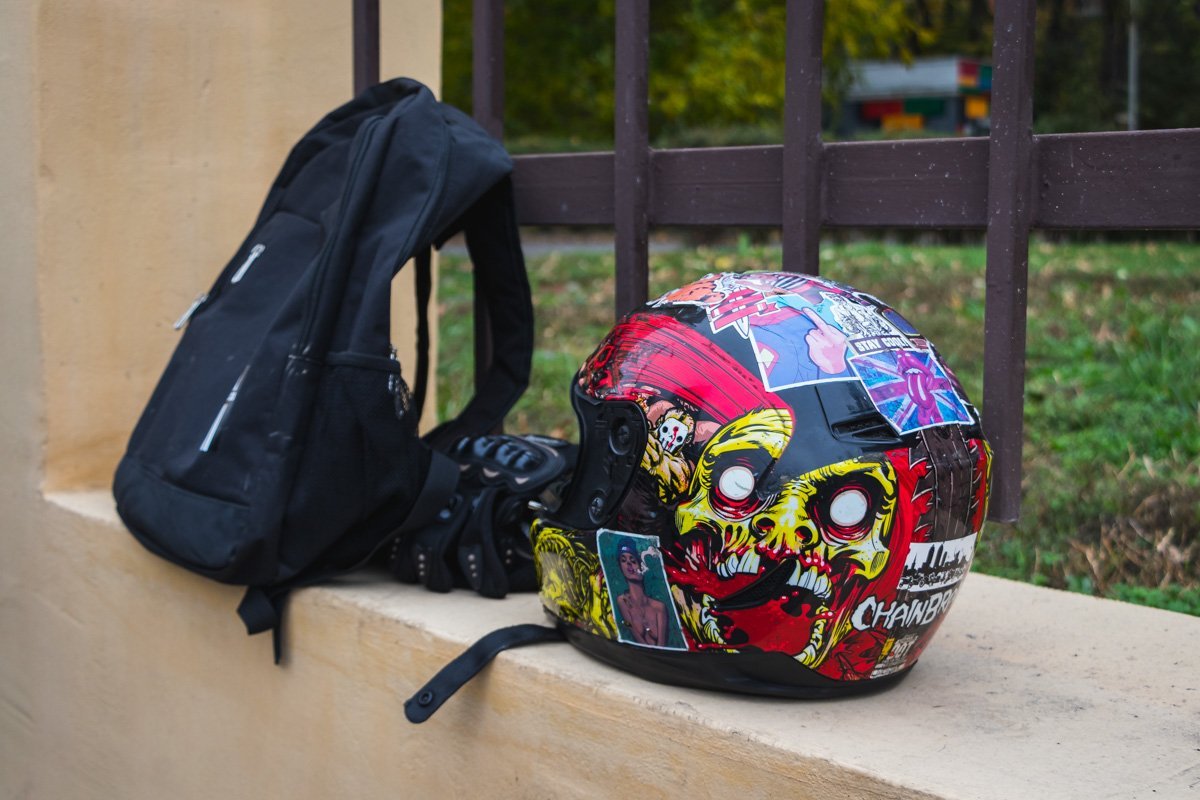 Предварительно, водитель мотоцикла травмировал ногу