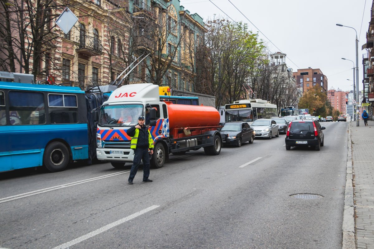 На перекрестке Мечникова и Фабра образовалась большая пробка. Троллейбусы стоят