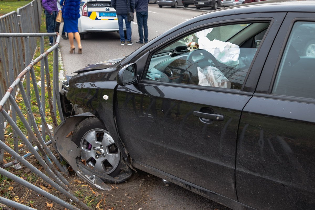 Автомобиль на скорости протаранил дорожное ограждение Автомобиль на скорости протаранил дорожное ограждение