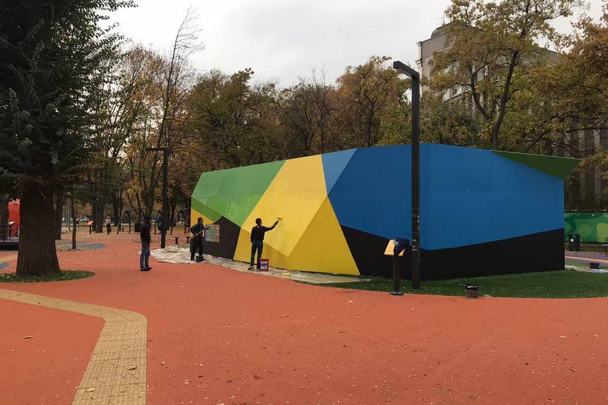 С прошлого "порыва творчества" на стенах павильона прошло чуть больше недели С прошлого "порыва творчества" на стенах павильона прошло чуть больше недели