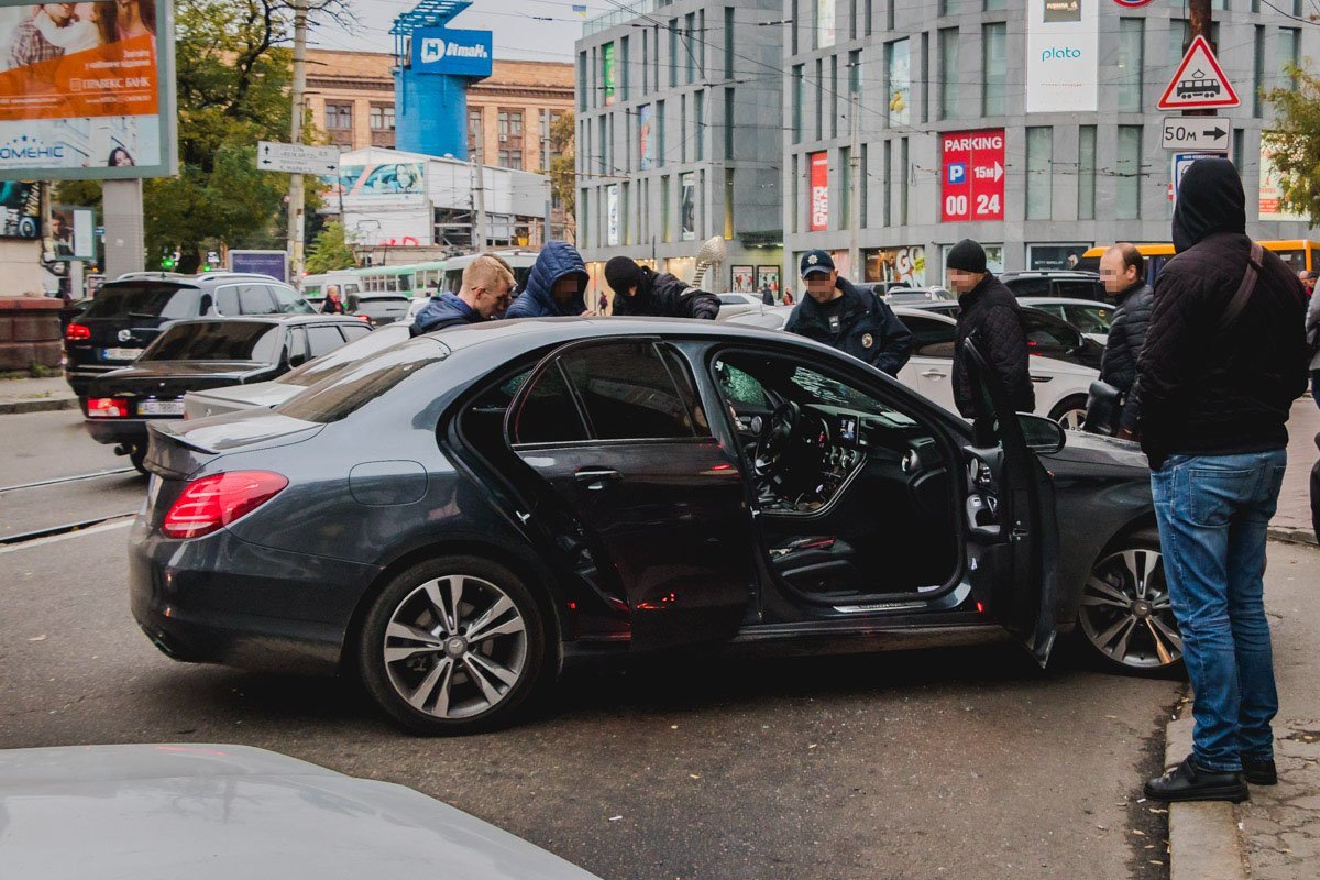 Предварительно, в салоне автомобиля находились преступники