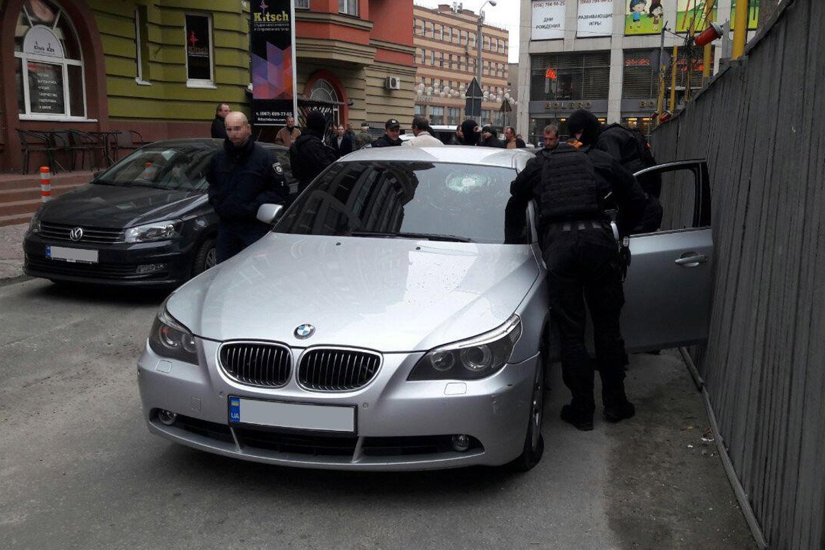 Разбитые авто и испуганные люди: в центре Днепра спецназ задерживал преступников 8