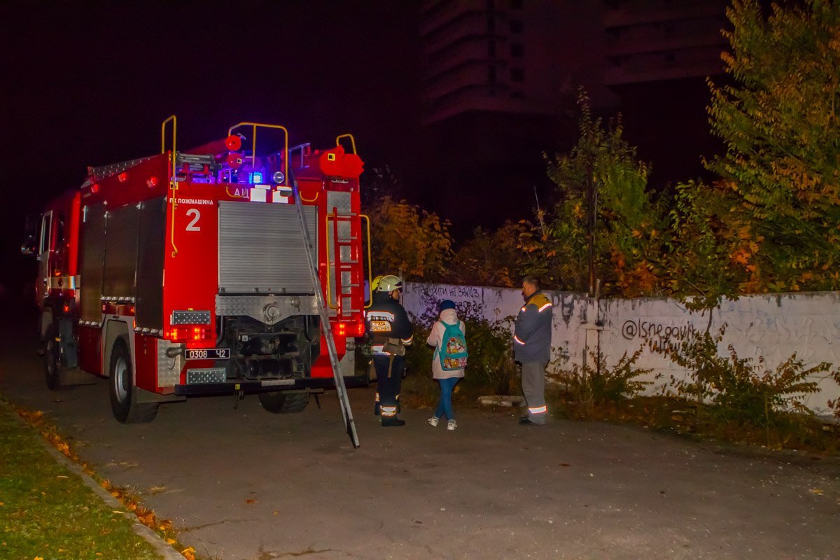 На указанный адрес сразу же выехали спасатели 2-й пожарно-спасательной части ГСЧС