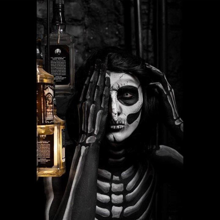 Когда гример не успел закончить вторую половину лица, но фото сделать надо. Фото: simikov_vitaliy_photo, модель - @d.tsipak, макияж - @kocherga.makeup