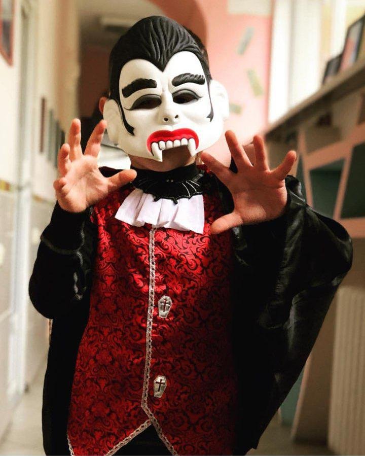 Пошел самым легким путем и взял костюм в прокате