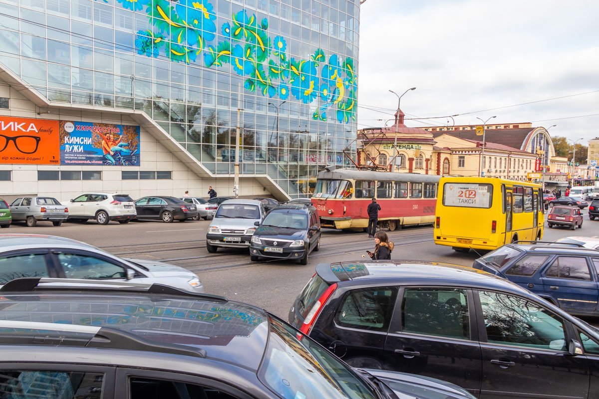 Напротив ТЦ "Приозерный" столкнулись Chevrolet и Renaul