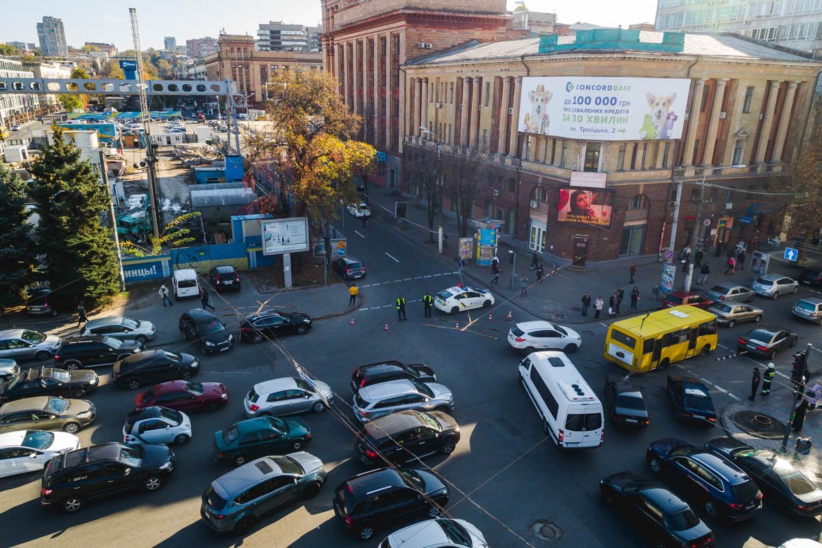Из-за перекрытия образовалась пробка Из-за перекрытия образовалась пробка