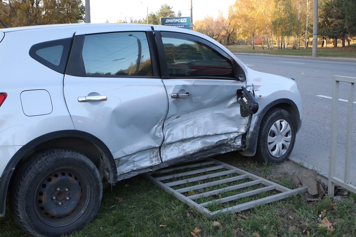 Nissan откинуло в ограждение Nissan откинуло в ограждение