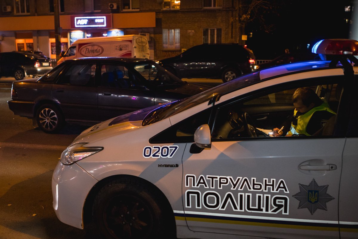 На месте работает патрульный экипаж На месте работает патрульный экипаж