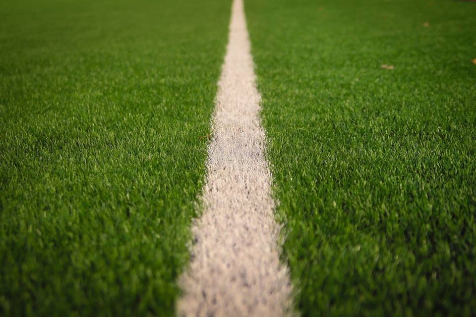 На поле появился искусственный газон На поле появился искусственный газон