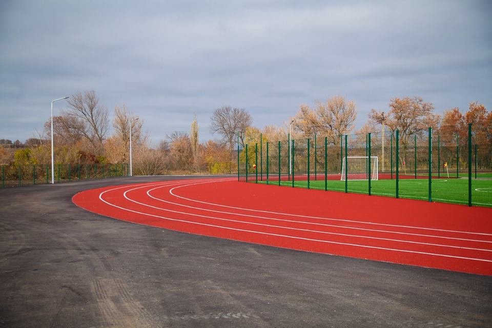 На стадионе можно бегать, заниматься баскетболом и футболом На стадионе можно бегать, заниматься баскетболом и футболом