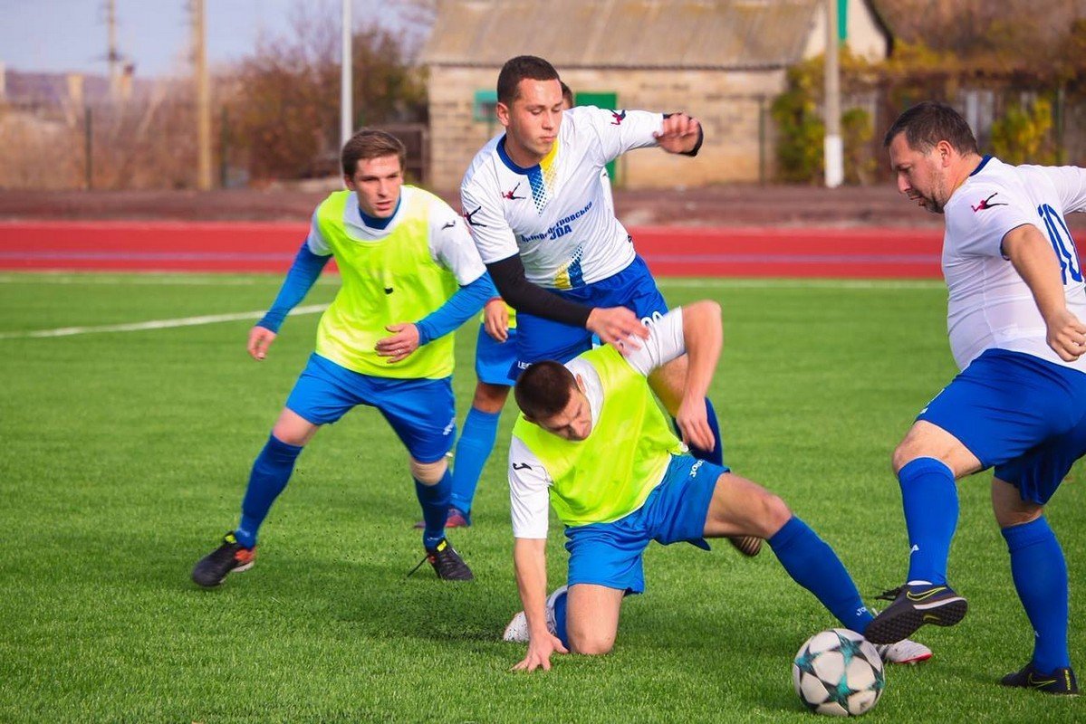 На футбольном поле встретились сборная Днепропетровской ОГА и местная команда На футбольном поле встретились сборная Днепропетровской ОГА и местная команда
