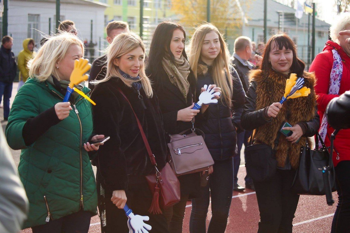 Девушки увлеченно наблюдают за игрой Девушки увлеченно наблюдают за игрой