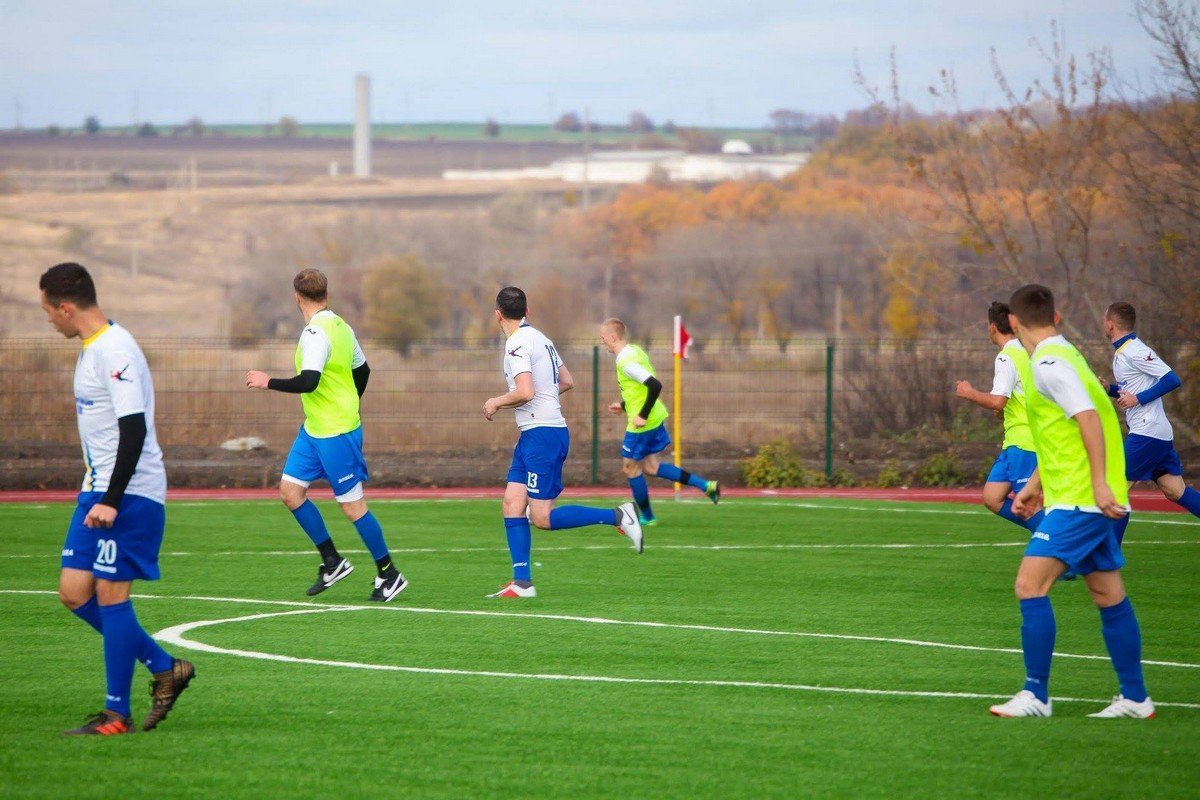 На поле - профессиональный искусственный газон и освещение На поле - профессиональный искусственный газон и освещение