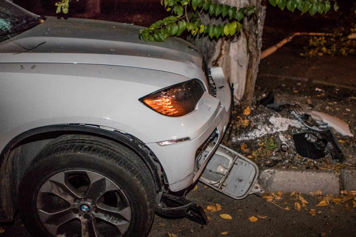 BMW врезался в дерево BMW врезался в дерево