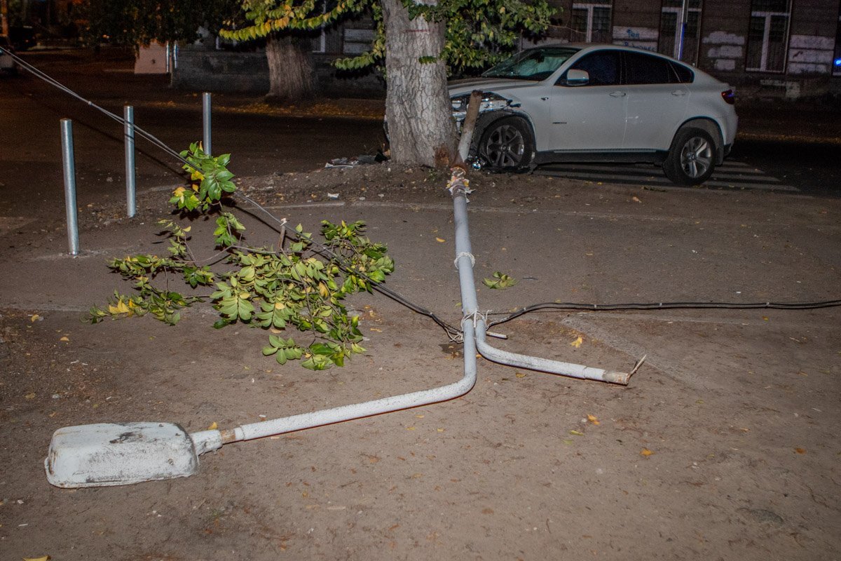 BMW также снес столб BMW также снес столб