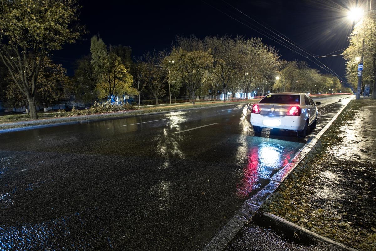 Вода залила проезжую часть и тротуар Вода залила проезжую часть и тротуар