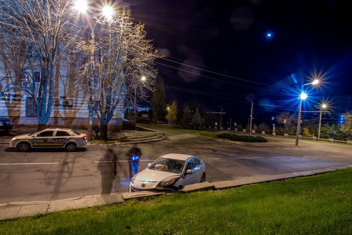 Mazda влетела в ограждение памятника Славы Mazda влетела в ограждение памятника Славы