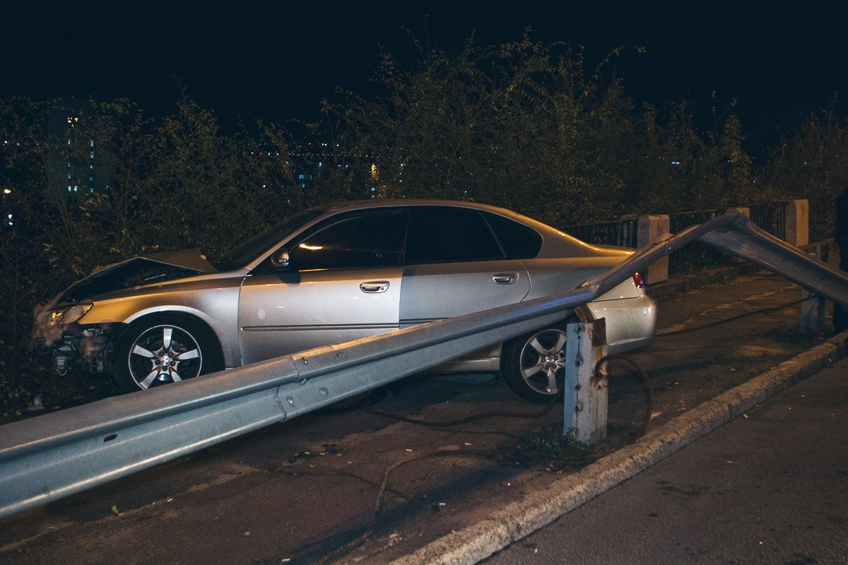 Днепре возле памятника Славы автомобиль Subaru снес отбойник Днепре возле памятника Славы автомобиль Subaru снес отбойник
