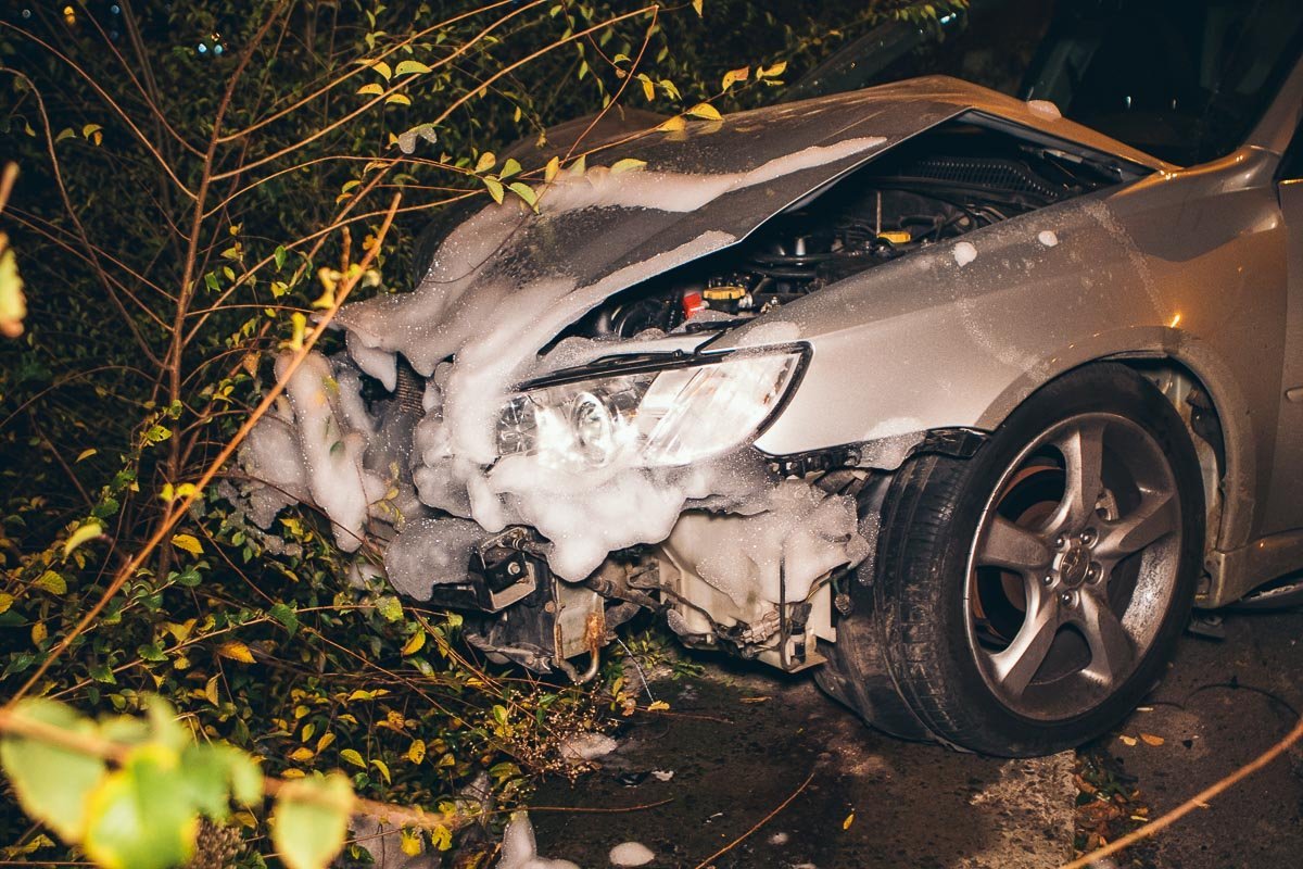 Автомобиль начал дымиться, но очевидцы помогли избежать возгорания Автомобиль начал дымиться, но очевидцы помогли избежать возгорания