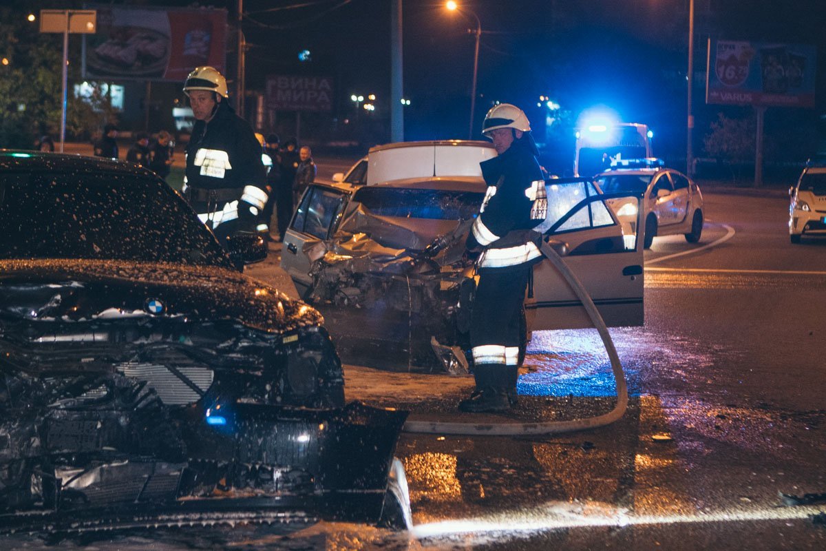 На улице Космической произошло лобовое столкновение автомобилей BMW и Daewoo Nexia На улице Космической произошло лобовое столкновение автомобилей BMW и Daewoo Nexia