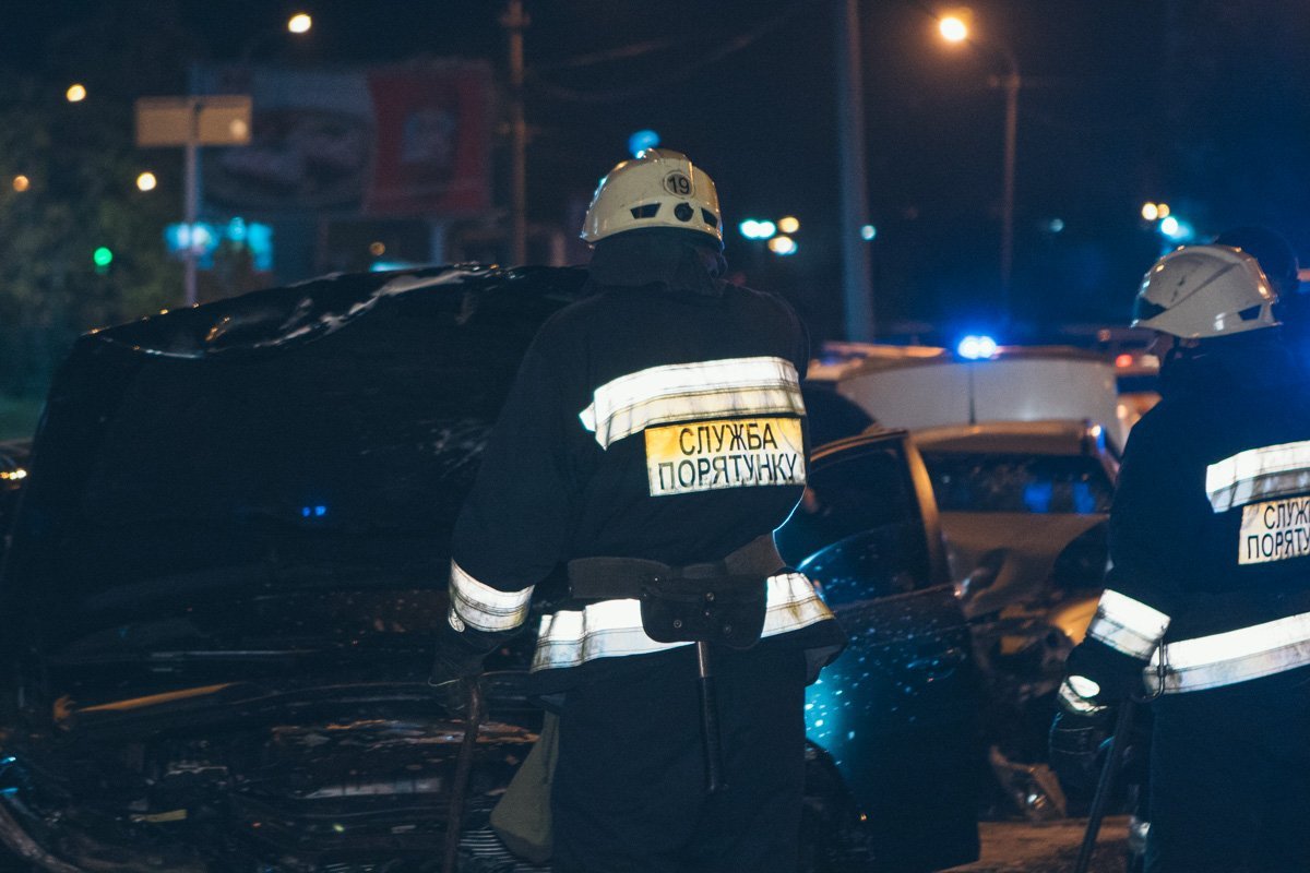 На место происшествия приехали около 10 экипажей патрульной полиции, 2 машины скорой помощи и пожарная машина На место происшествия приехали около 10 экипажей патрульной полиции, 2 машины скорой помощи и пожарная машина