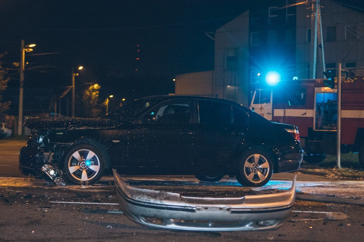 В результате этого произошла лобовая "встреча" автомобилей BMW и Daewoo Nexia В результате этого произошла лобовая "встреча" автомобилей BMW и Daewoo Nexia