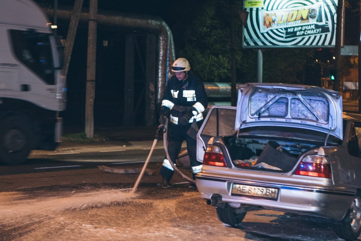 Для устранения возможности взрыва и возгорания на место прибыли спасатели Для устранения возможности взрыва и возгорания на место прибыли спасатели