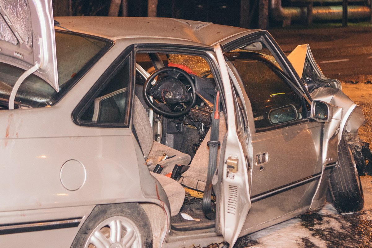 В аварии пострадали водитель и два пассажира, которые находились в автомобиле Daewoo Nexia В аварии пострадали водитель и два пассажира, которые находились в автомобиле Daewoo Nexia