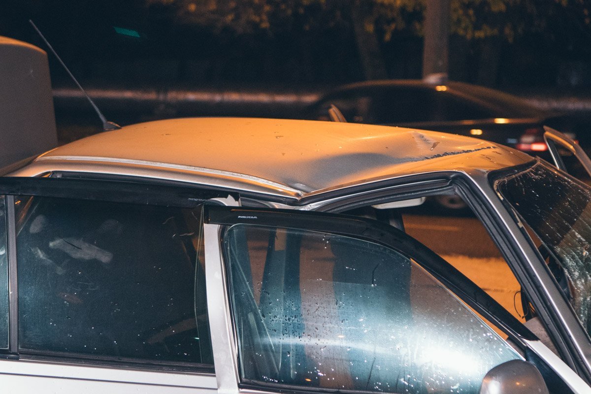 Двоих мужчин и женщину увезли в больницу для полного обследования и оказания медицинской помощи Двоих мужчин и женщину увезли в больницу для полного обследования и оказания медицинской помощи