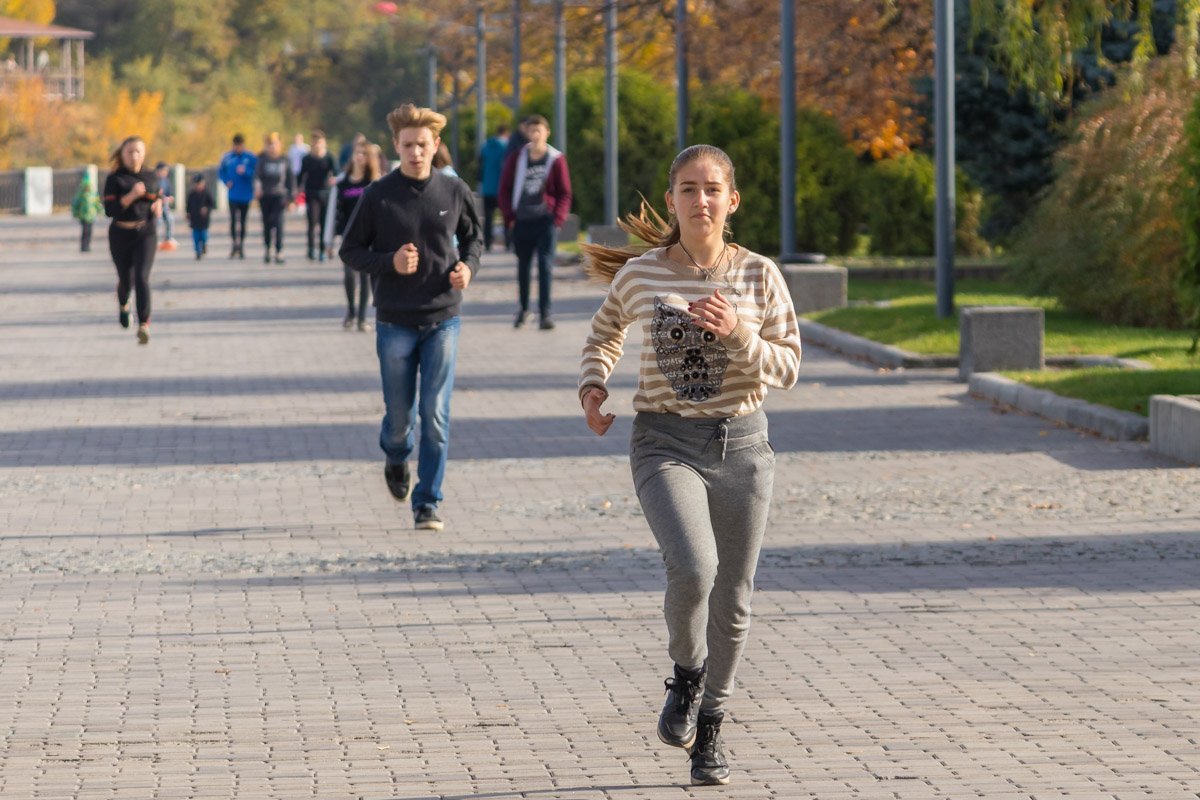 Бежали даже в джинсах