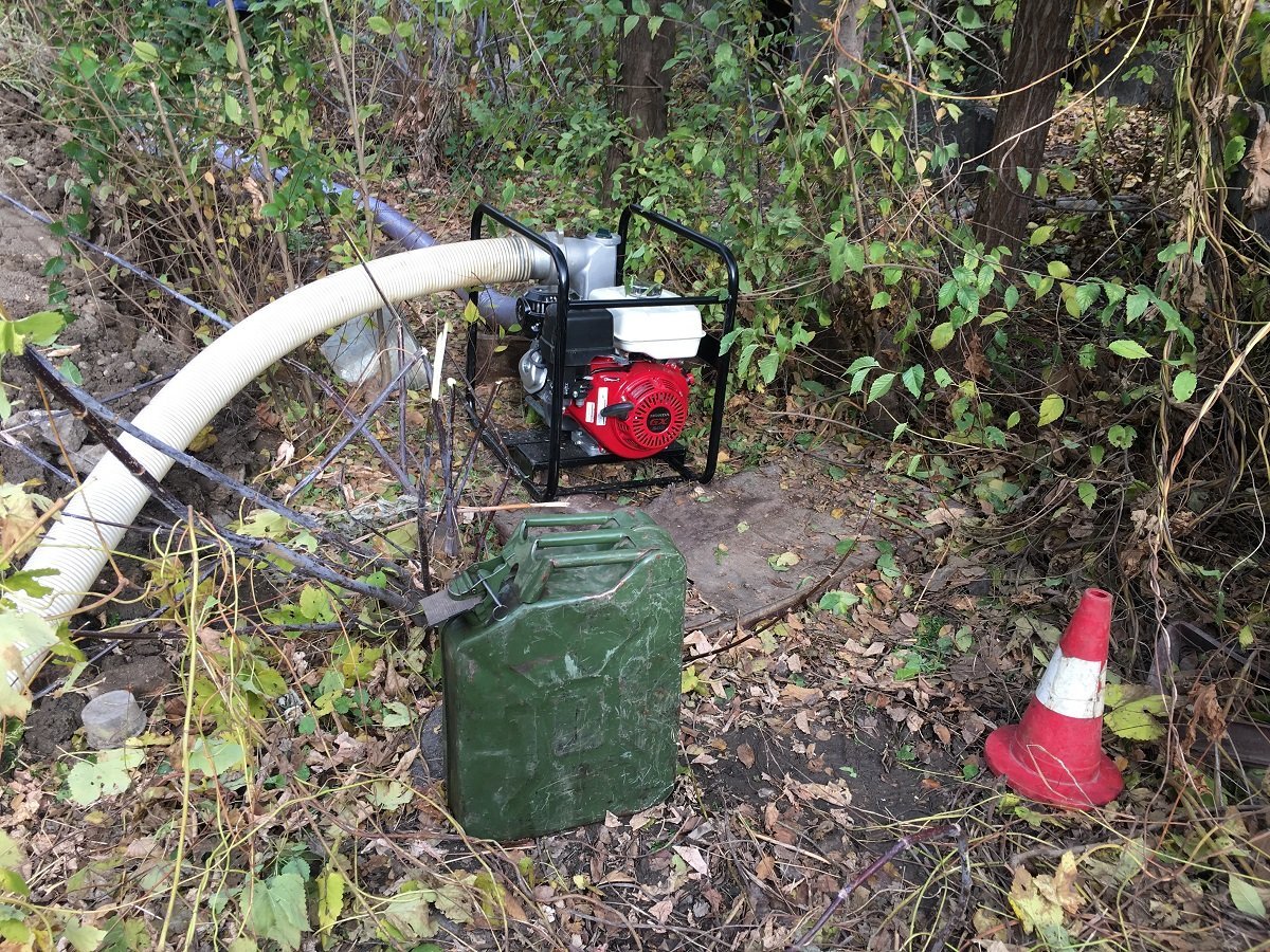 Когда коммунальщики приехали на место, то сразу откачали воду из люка Когда коммунальщики приехали на место, то сразу откачали воду из люка