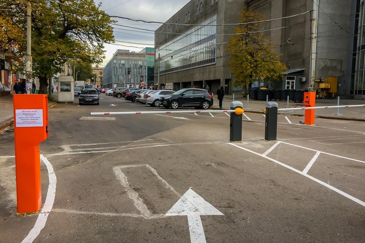 Установили два шлагбаума для въезда и выезда Установили два шлагбаума для въезда и выезда