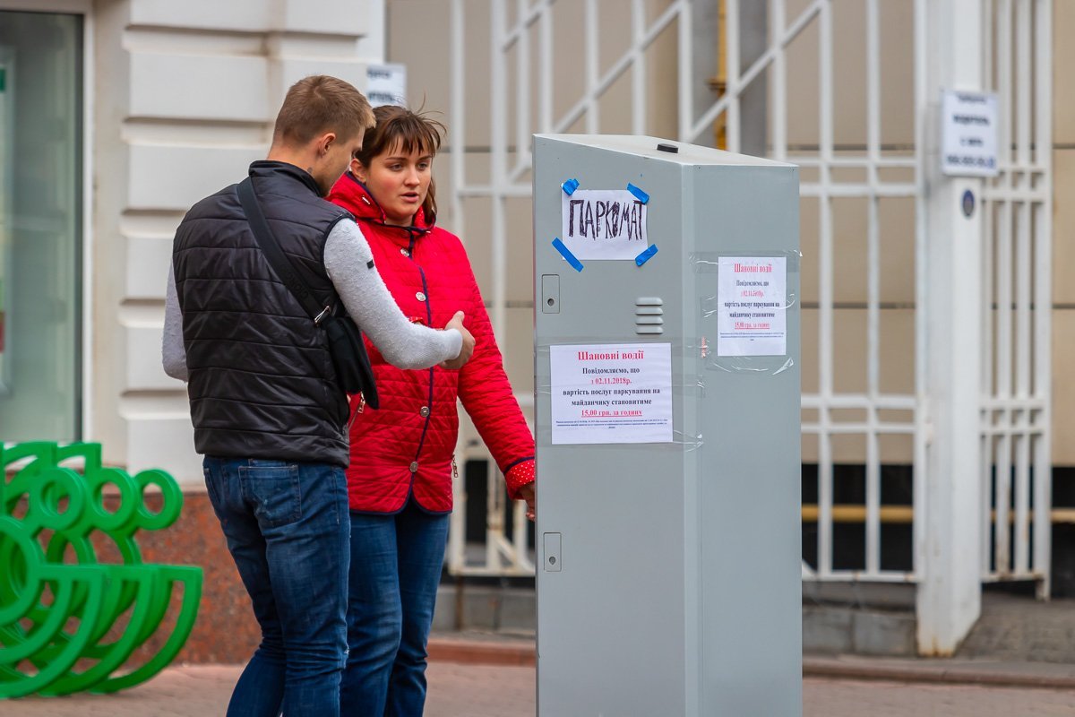 Также рядом со шлагбаумами расположены паркоматы для контроля оплаты Также рядом со шлагбаумами расположены паркоматы для контроля оплаты