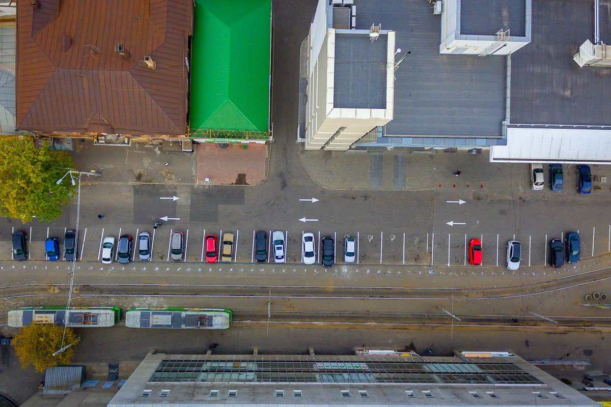 По периметру установили антипарковочные столбики По периметру установили антипарковочные столбики