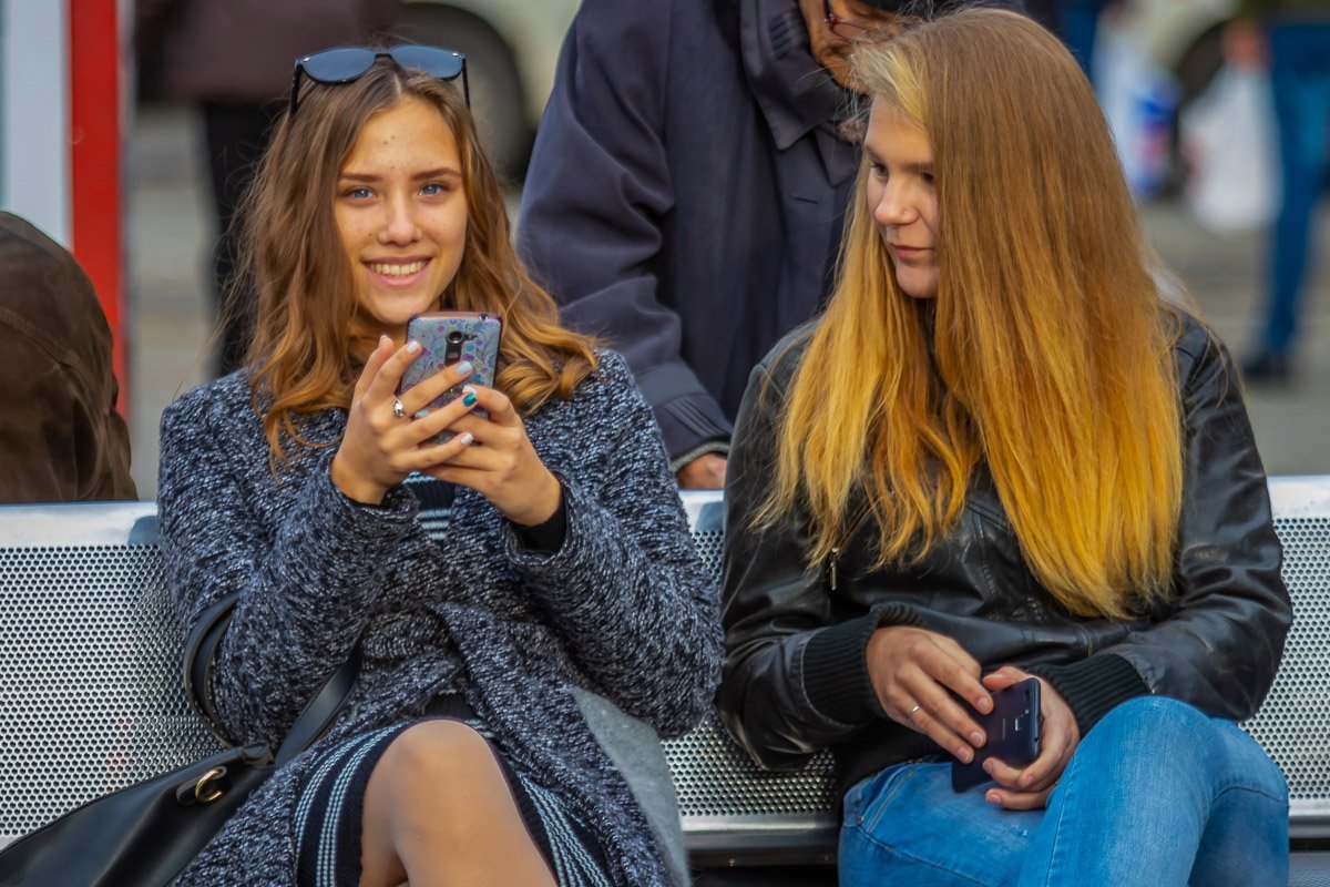 Когда подруга гуляет с телефоном