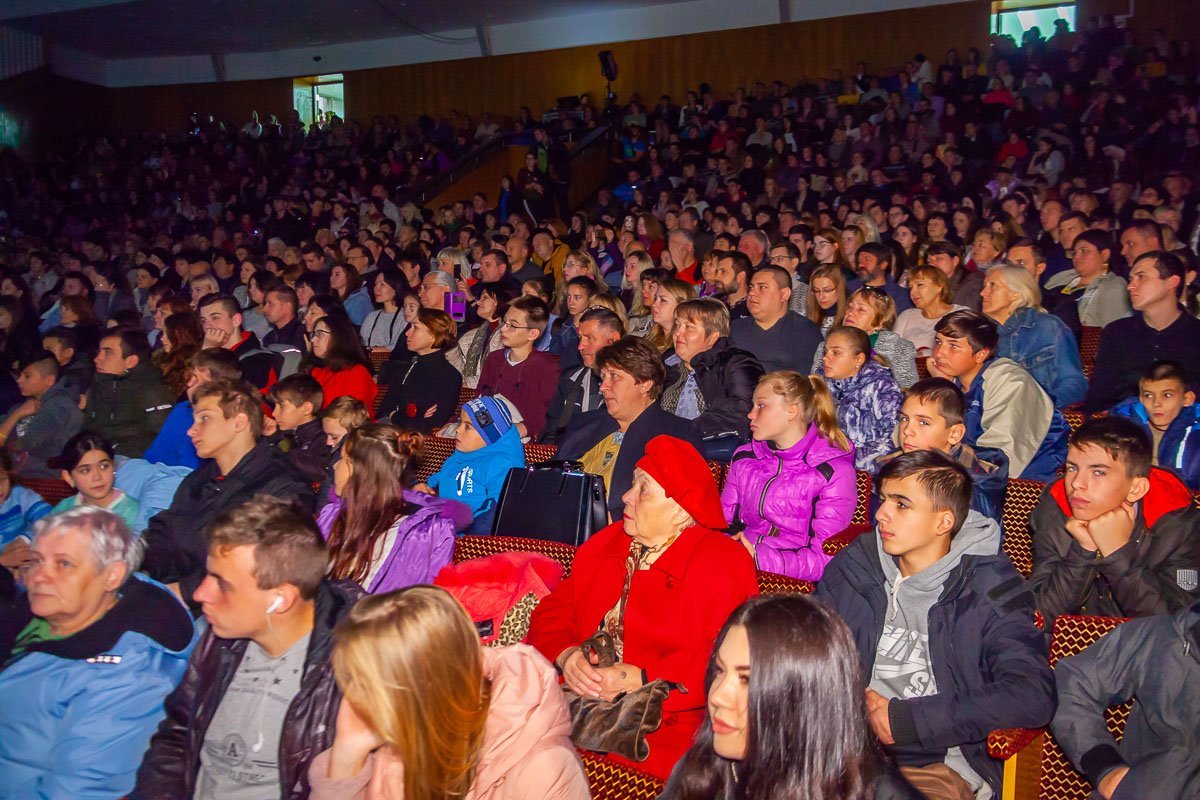 Зал был переполнен, люди сидели на ступеньках и стояли в проходе