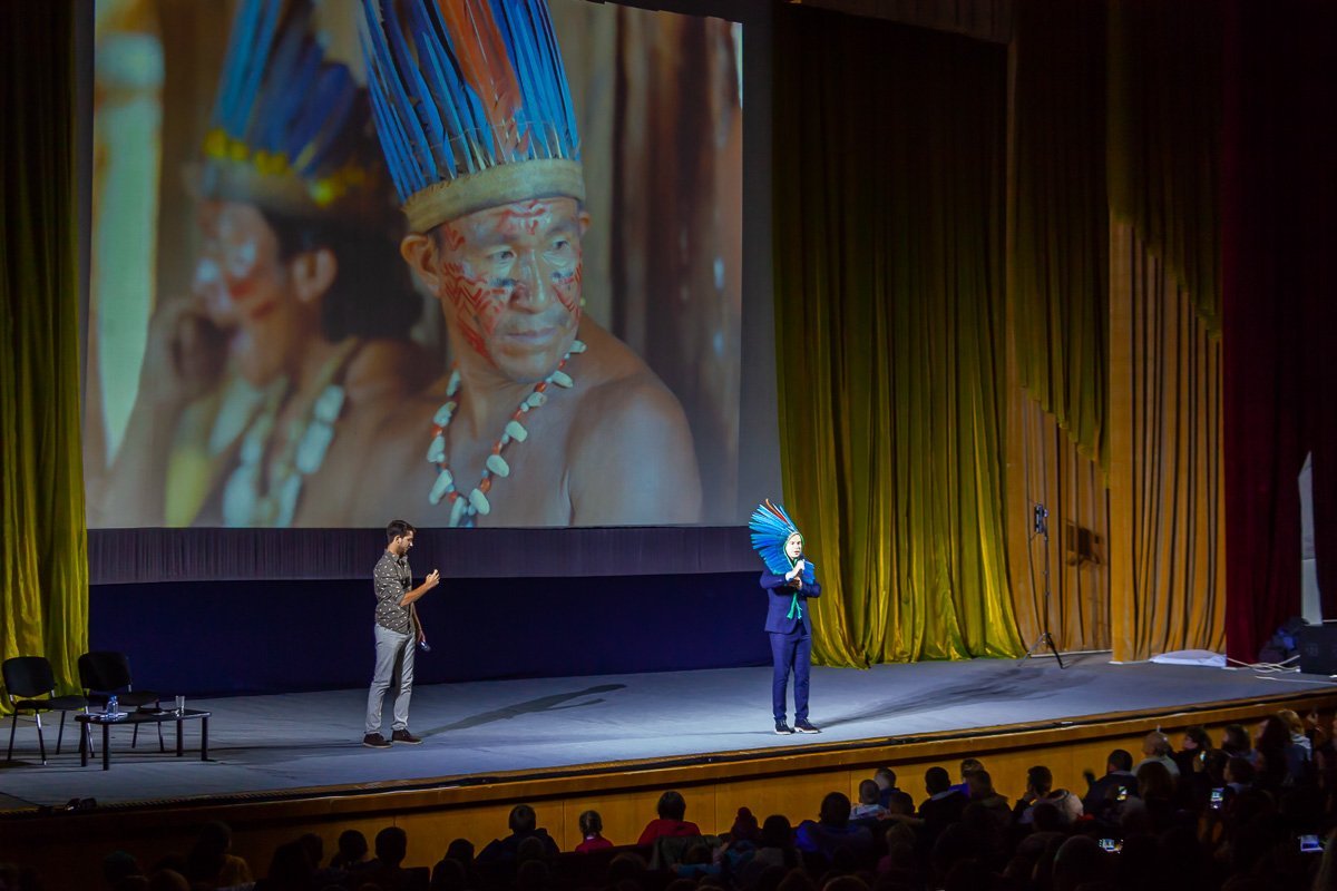 Программа рассказывает о жизни, работе, отдыхе, привычках, обрядах и национальных особенностях народов различных стран