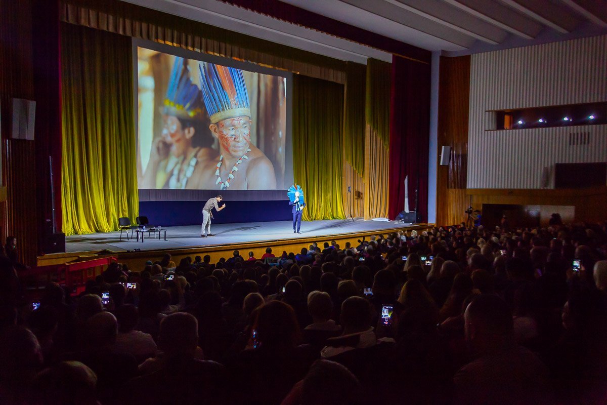 Закончилось мероприятие автограф-сессией с Дмитрием Комаровым