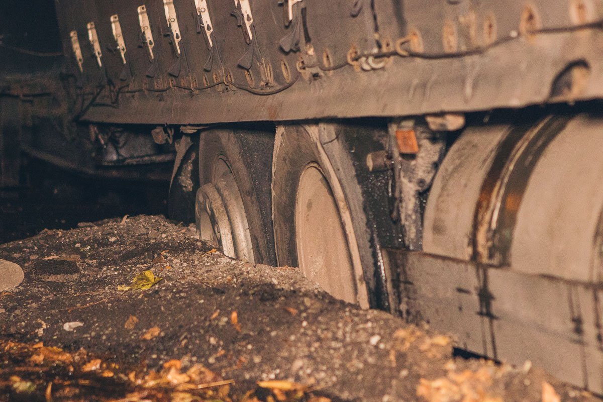 В Днепре на улице Суворова фура провалилась под землю