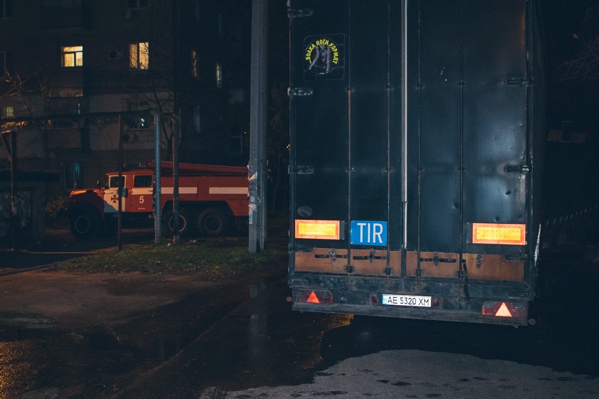 На место происшествия прибыли пожарные 