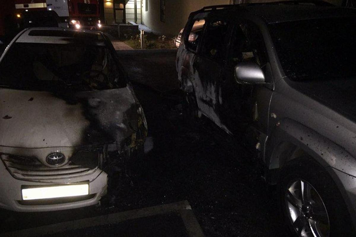 Оба автомобиля были припаркованы во дворе