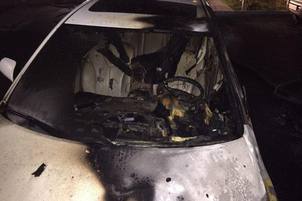 У Toyota Camry выгорела панель управления и салон