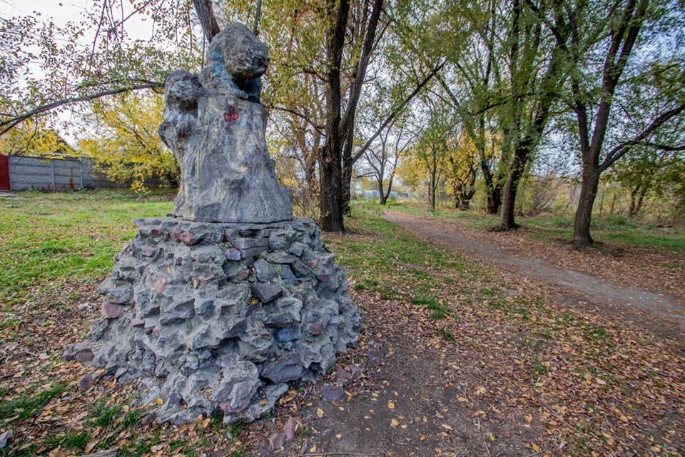 Сложно поверить, но это памятник бобрам Сложно поверить, но это памятник бобрам