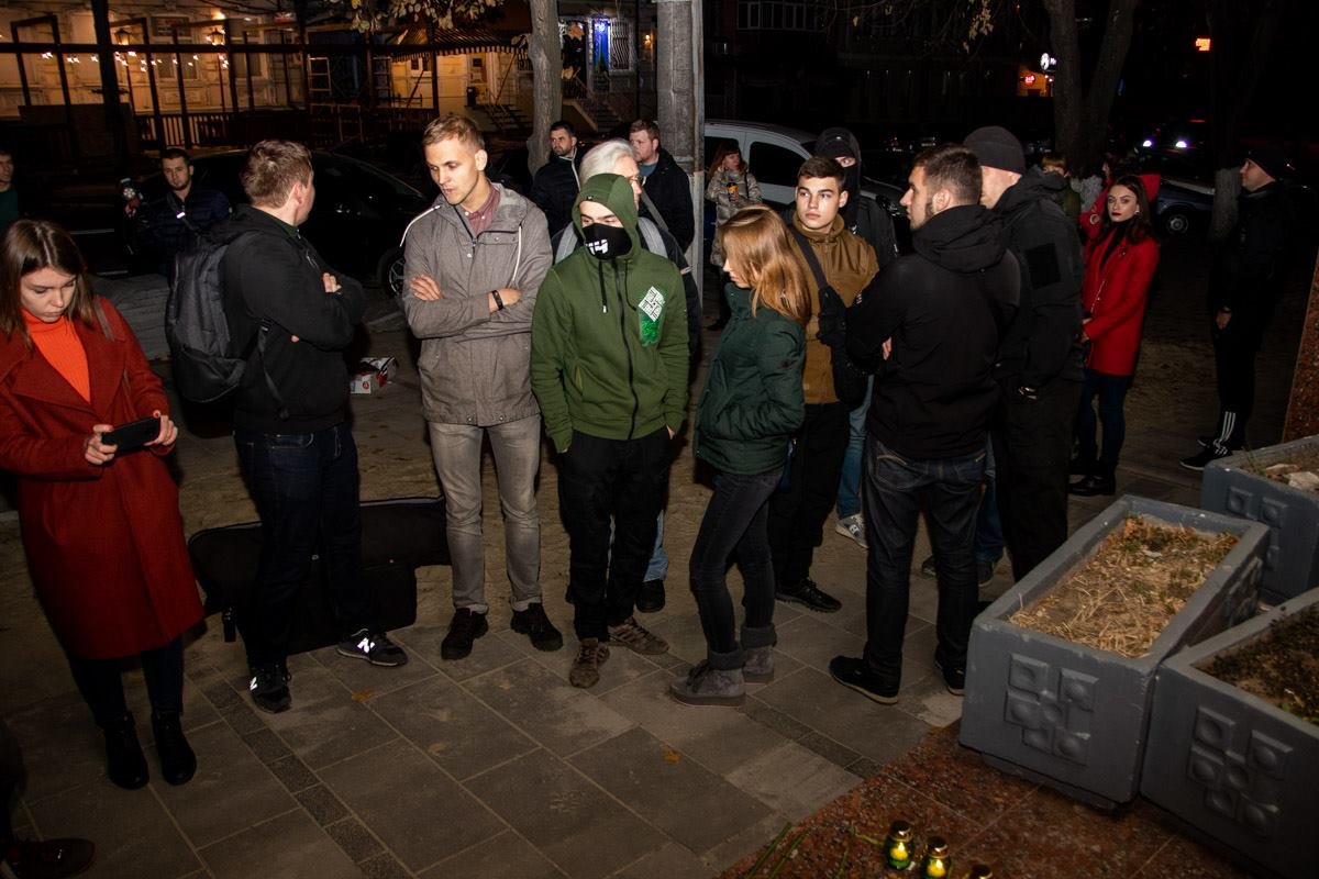 На Троицкой площади собрались активисты, общественные деятели и журналисты Днепра