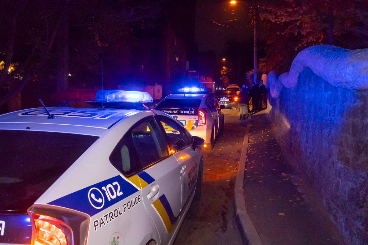 В полицию сообщили, что возле UTKABAR  началась массовая драка