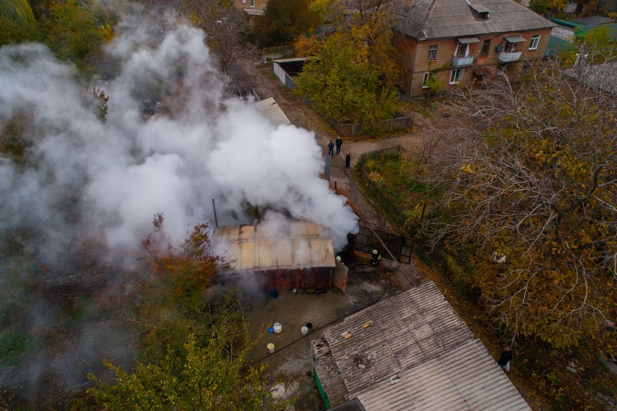 Пожар начался в гараже, который находится на территории частного дома