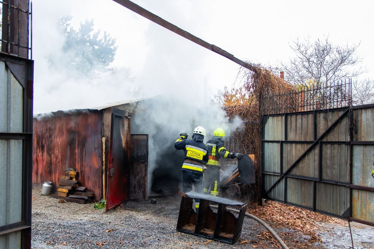 В помещении были шины