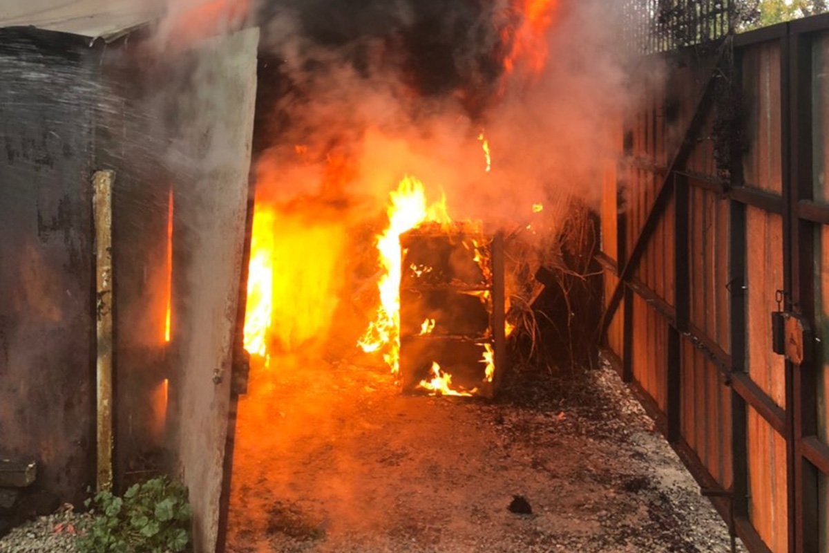 Огонь уничтожил все, что находилось внутри